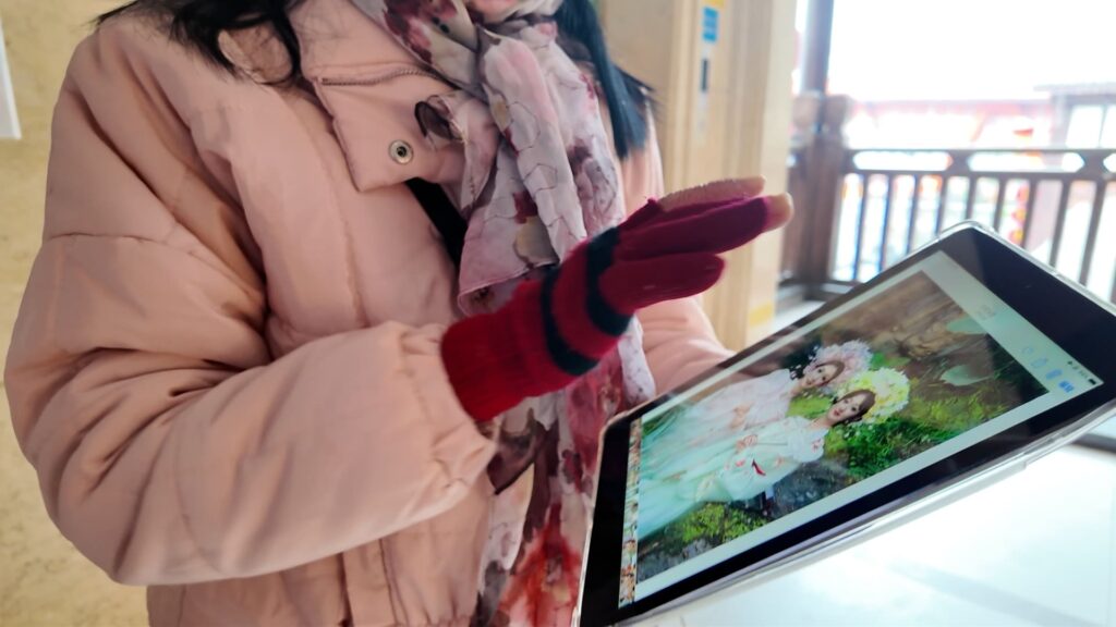 重慶を観光中の変身写真の呼び込み