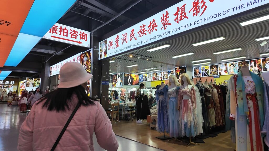 重慶での変身写真体験、いざ入店
