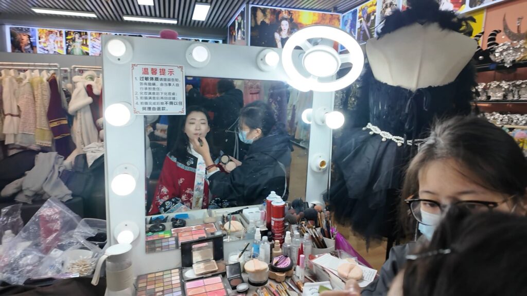 重慶での変身写真体験でのメイクの様子