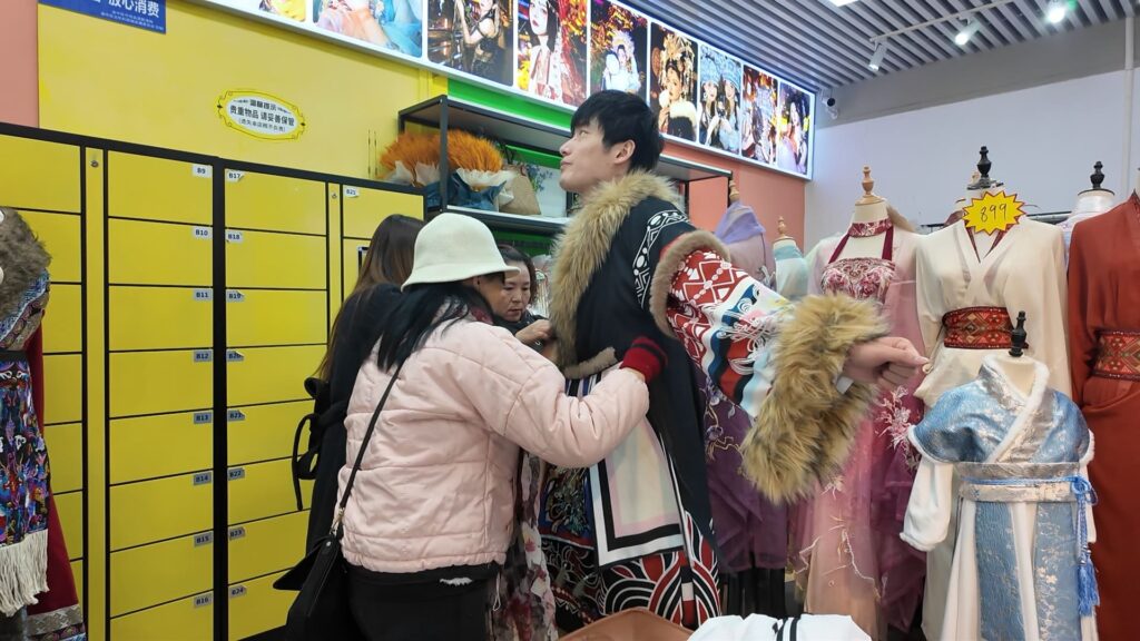 重慶での変身写真体験での中国人夫の様子