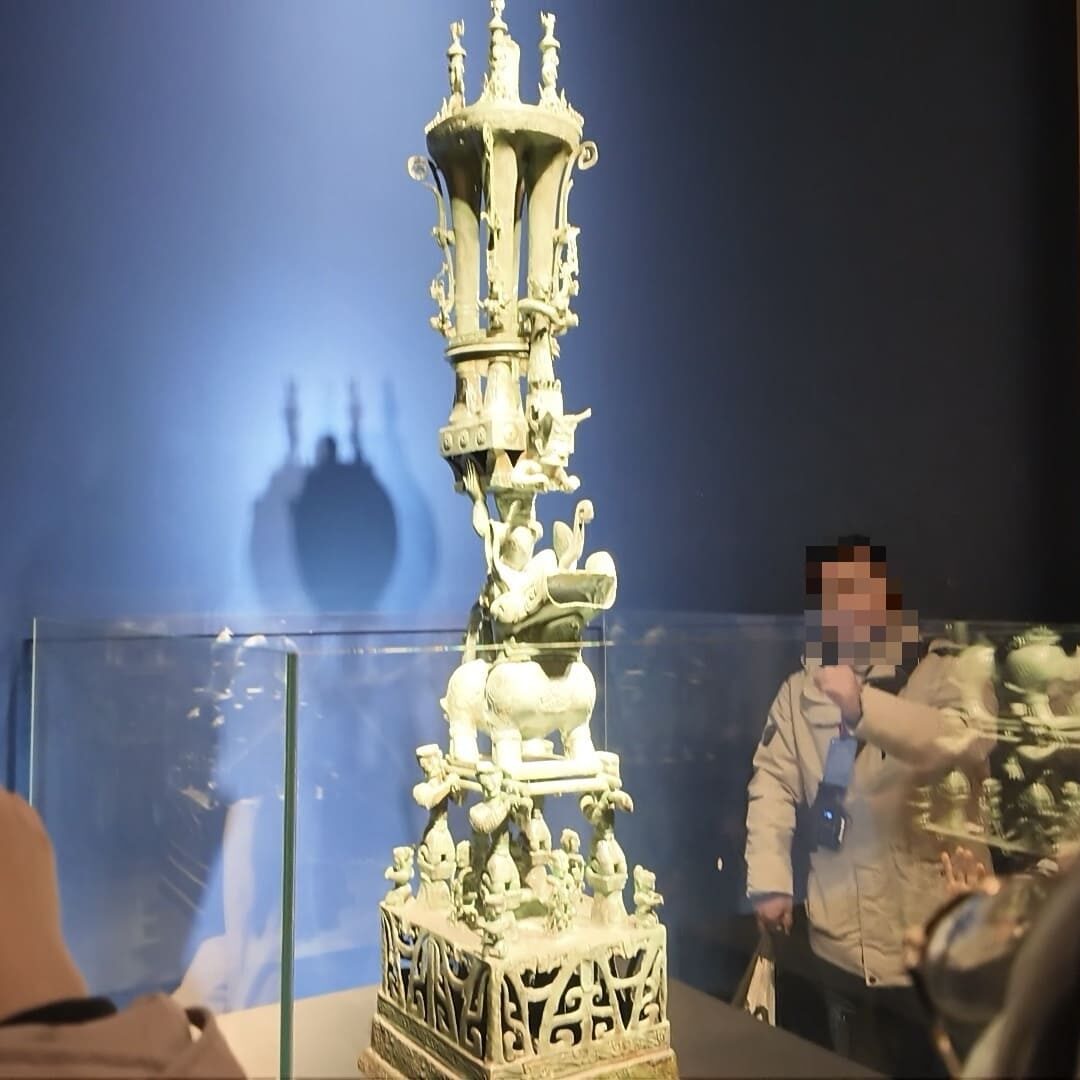 祭壇を担ぐ人のような祭器