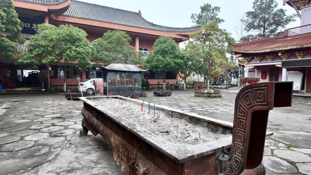 資陽市の東岳山の上にある蓮台寺