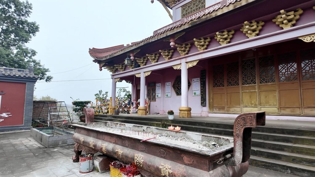 資陽市の東岳山の上にある蓮台寺