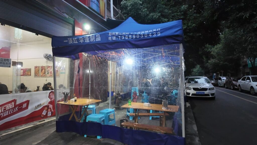 四川にある串串香の店のビニールテント