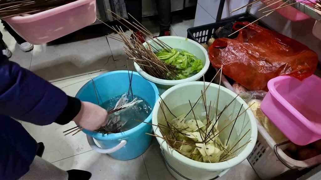 四川にある串串香の店でのバケツに入った具材
