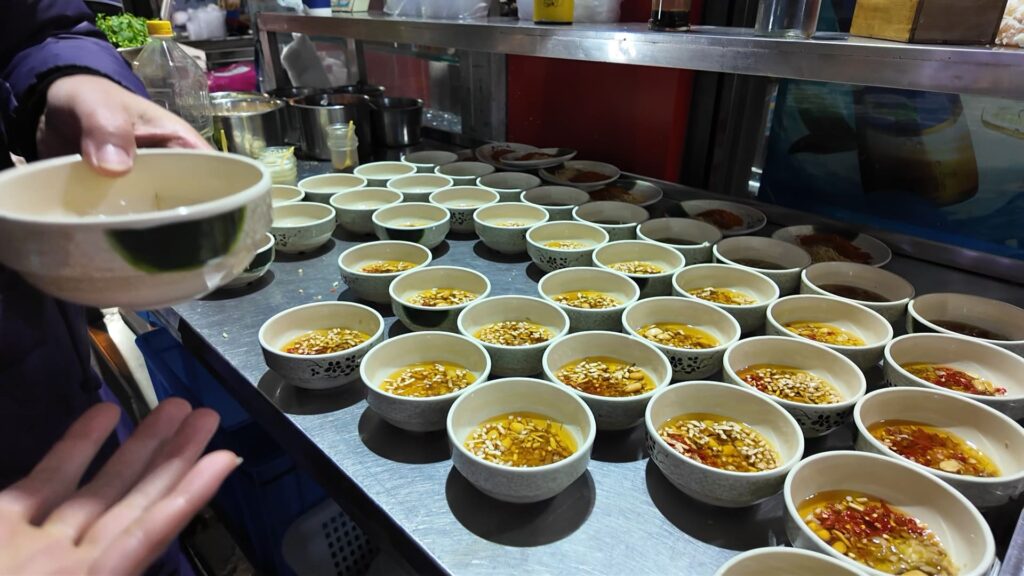 串串香のタレを準備してる
