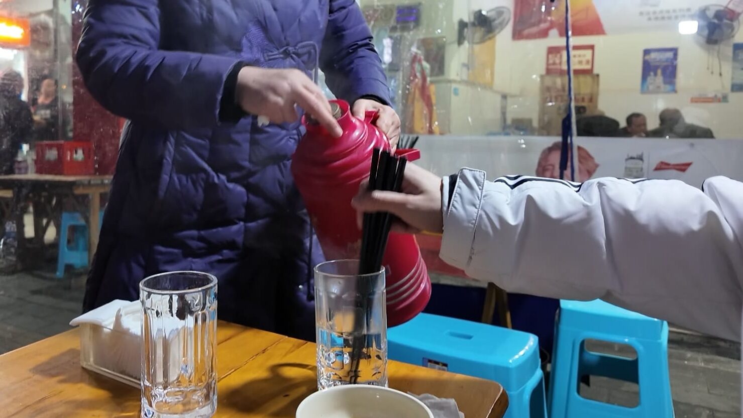飲食店でお箸を洗う様子