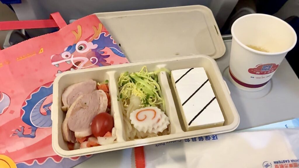 中国渡航中に食べた2回目の機内食:軽めの中華風サラダ