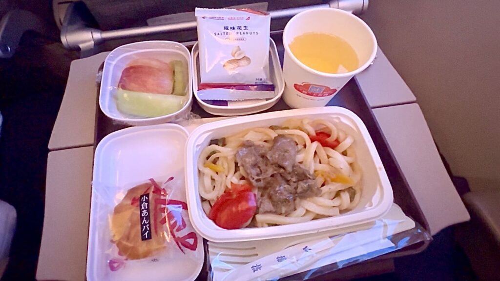 中国渡航中に食べた1回目の機内食:汁なし肉うどんに感動