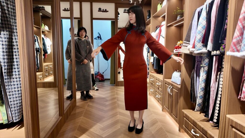街子古鎮でチャイナドレスの試着