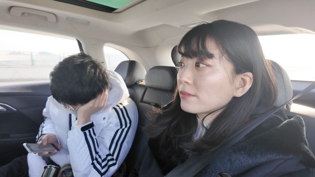 車で移動する私たち