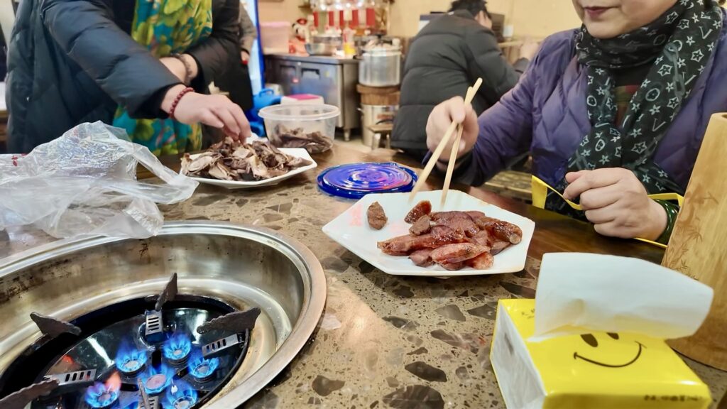 持ち込んだ食材を広げる義母と友人