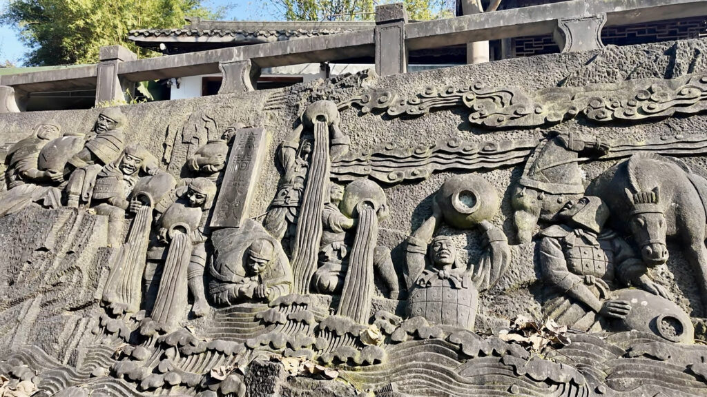 街子古鎮の川沿いに広がる石壁