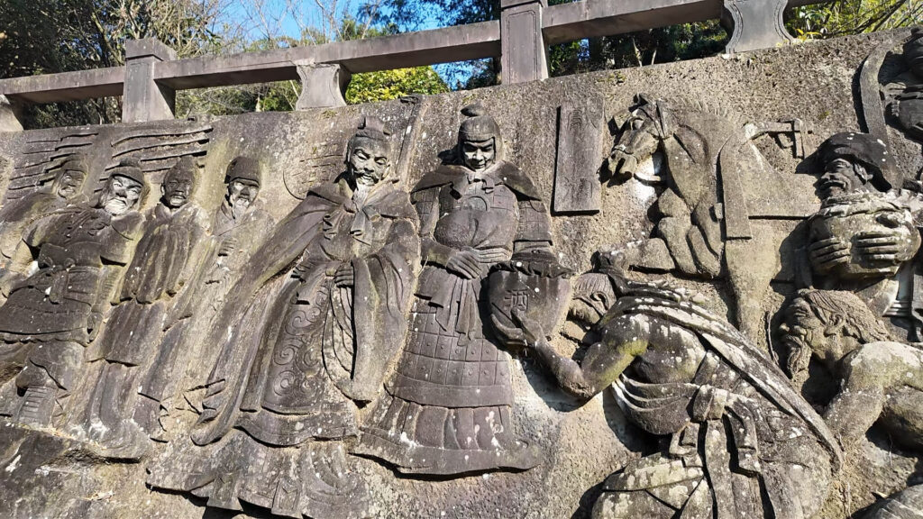 蜀王に酒壺を捧げる石壁