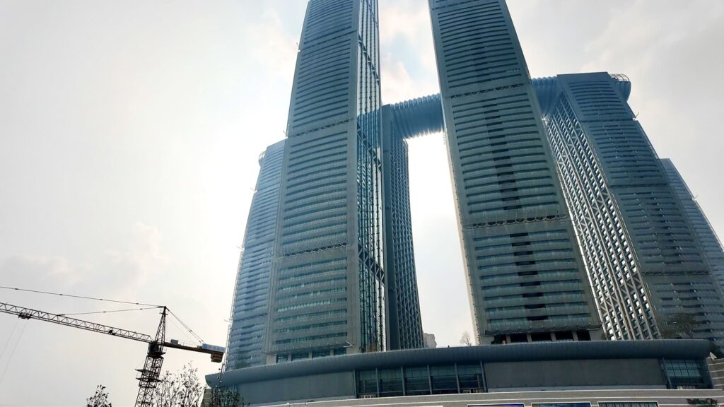 重慶・朝天門にそびえる「来福士広場(Raffles City Chongqing)」