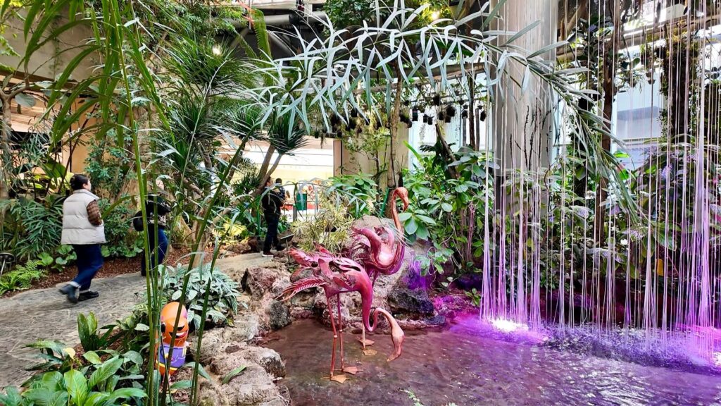 フラミンゴのオブジェと滝